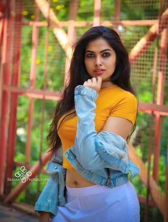 Divi Vadthya Wiki, Age, Boyfriend, Height, Weight, Biography & More 13 Divi Vadthya hot & sexy photo