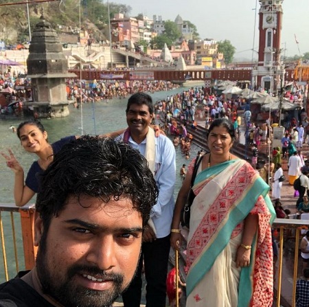 Divi Vadthya Wiki, Age, Boyfriend, Height, Weight, Biography & More 6 Divi Vadthya enjoying holidays with her dad Shashikant Vadthya, mom Devaki Vadthya, and brother Ruturaj Vadthya
