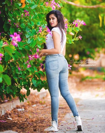 Divi Vadthya Wiki, Age, Boyfriend, Height, Weight, Biography & More 10 Divi Vadthya physical stats