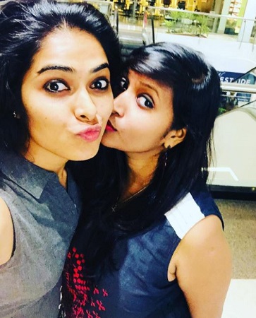 Divi Vadthya Wiki, Age, Boyfriend, Height, Weight, Biography & More 16 Divi Vadthya with her best friend Smruthi Priya