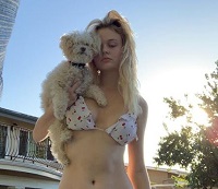 Emily Alyn Lind - Age, Height, Weight, Boyfriend, Biography, Family & Facts 5 Emily Alyn Lind with her pet