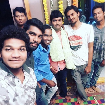 Jabardasth Avinash Wiki, Age, Wife, Height, Family, Caste, Biography & Facts 13 Jabardasth Avinash with his college friends