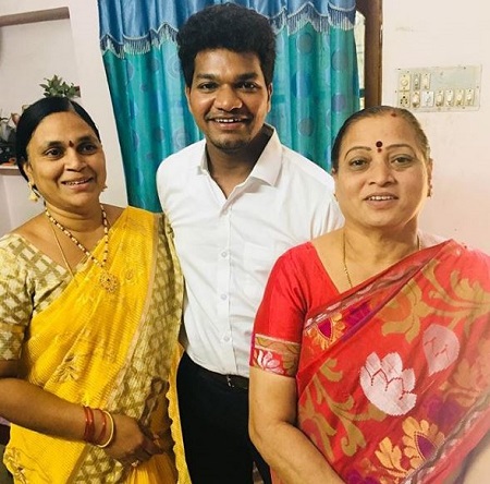 Jabardasth Avinash Wiki, Age, Wife, Height, Family, Caste, Biography & Facts 9 Jabardasth Avinash with his school teachers