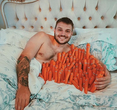 Jay Swingler Age, Height, Weight, Net worth, Girlfriend, Biography & Facts 9 Jay Swingler snapped during the shoot of his video