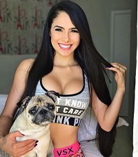 Juliana Caetano Wiki, Age, Height, Weight, Boyfriend, Biography & More 3 Juliana Caetano with her pet