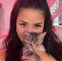 Katya Elise Henry Wiki, Age, Height, Weight, Family, Biography & Facts 6 Katya Elise Henry has a pet cat