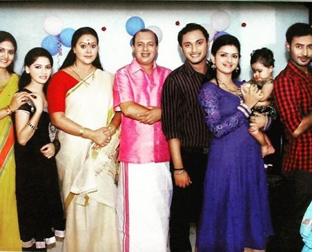 Lekshmi Pramod Wiki, Age, Husband, Height, Weight, Biography & More 6 Lekshmi Pramod with family