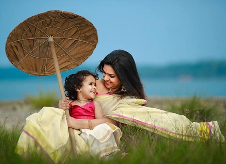 Lekshmi Pramod Wiki, Age, Husband, Height, Weight, Biography & More 15 Lekshmi Pramod with her daughter Dua Parveen