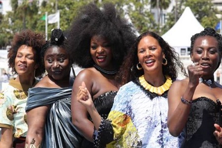 Maïmouna Gueye Wiki, Age, Husband, Family, Height, Biography & Facts 8 Maïmouna Gueye with friends