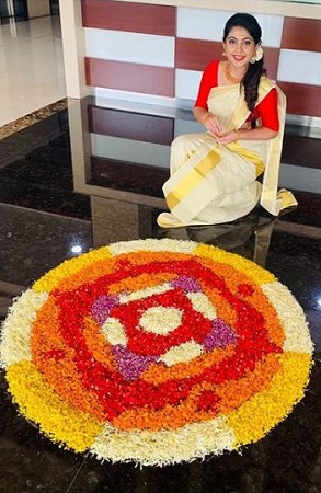 Nayana Elza making Rangoli