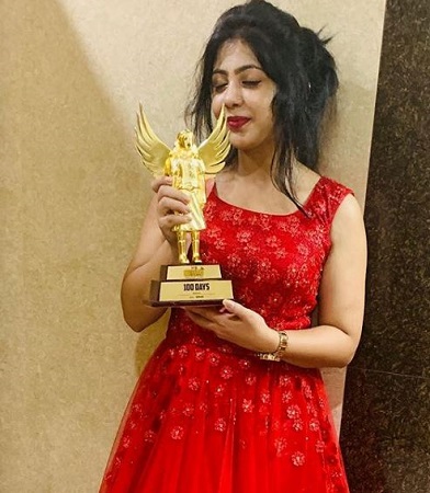 Nayana Elza with her award