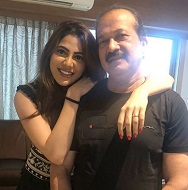 Nikki Tamboli Wiki, Age, Height, Boyfriend, Family, Biography & More 4 Nikki Tamboli and her dad