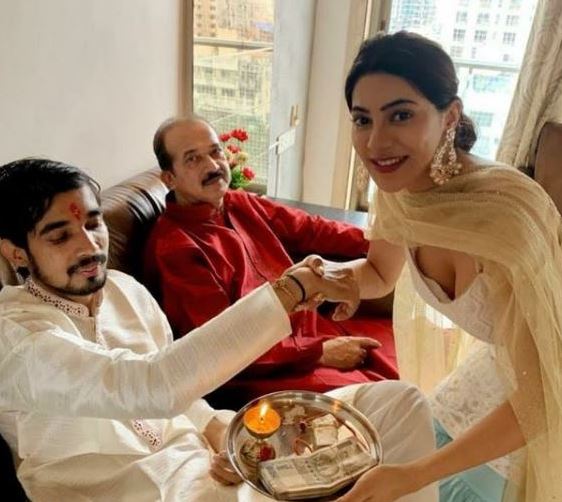 Nikki Tamboli Wiki, Age, Height, Boyfriend, Family, Biography & More 11 Nikki Tamboli with brother Jatin Tamboli on Raksha Bandhan