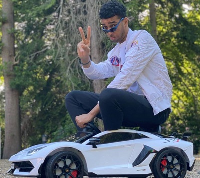 Niko Omilana Height, Weight, Age, Net worth, Girlfriend, Bio & Facts 7 Niko Omilana snapped during the shoot of his video