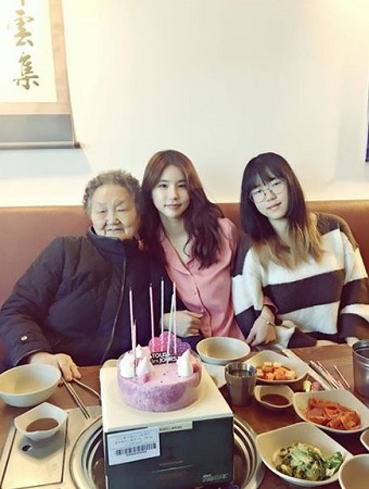 Oh In Hye 7 Oh In Hye with her grandmother and sister