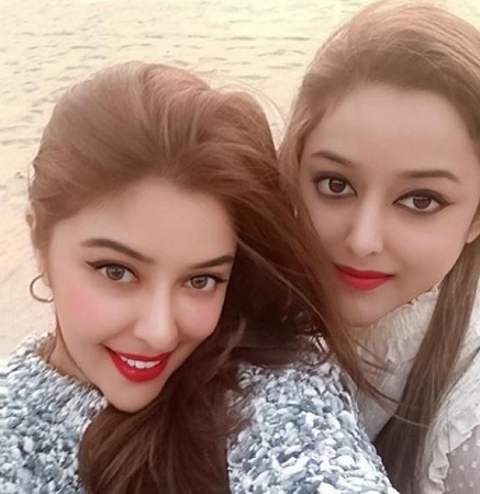 Payal Ghosh Height, Weight, Age, Boyfriend, Husband, Biography & Facts 7 Payal Ghosh with her sister