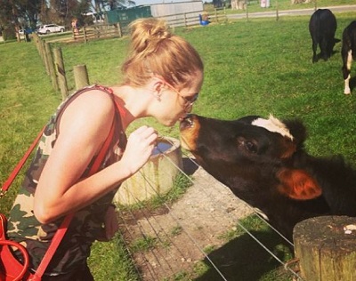 Phoebe Jones Wiki (Dean Jones's Daughter) Age, Biography & Facts 28 Phoebe Jones loves animals