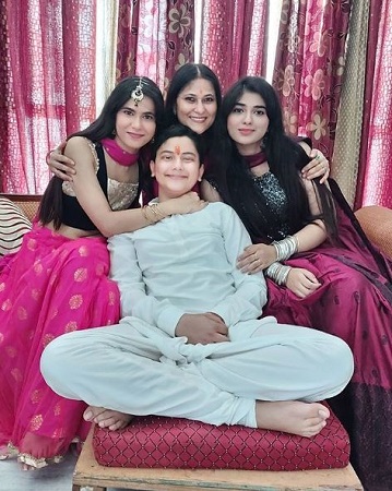 Pragya Nagra Wiki, Age, Height, Weight, Boyfriend, Husband, Biography & More 9 Pragya Nagra with her mother, sister, and brother