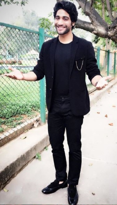 Sanam Johar Wiki, Age, Wife, Height, Caste, Family, Biography & Facts 17 Sanam Johar Height & Weight