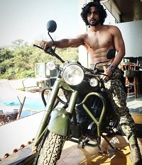 Sanam Johar Wiki, Age, Wife, Height, Caste, Family, Biography & Facts 7 Sanam Johar photographed with his Royal Enfield
