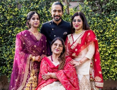 Sanam Johar Wiki, Age, Wife, Height, Caste, Family, Biography & Facts 16 Sanam Johar photographed with his family on his sister's wedding