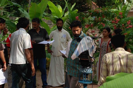 Santhivila Dinesh (Director) Wiki, Age, Wife, Biography, Family, Movies & Facts 15 Santhivila Dinesh on film set