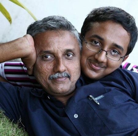 Santhivila Dinesh (Director) Wiki, Age, Wife, Biography, Family, Movies & Facts 13 Santhivila Dinesh with his son