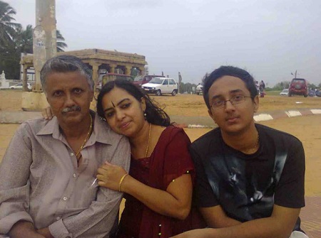 Santhivila Dinesh (Director) Wiki, Age, Wife, Biography, Family, Movies & Facts 12 Santhivila Dinesh with his wife and son