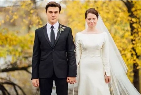 Sarah Roberts (Finn Wittrock's Wife) Wiki, Age, Biography, Kids, Family & Facts 5 Sarah Roberts and Finn Wittrock at their wedding