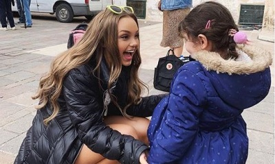 Savannah Lee May - Age, Height, Weight, Boyfriend, Biography, Family & Facts 16 Savannah Lee May photographed with a little fan