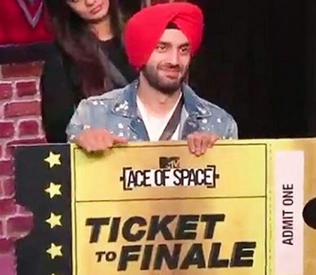 Shehzad Deol Wiki, Age, Girlfriend, Height, Family, Biography & Facts 18 Shehzad Deol got Ticket to Finale in Ace of Space