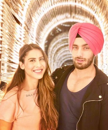 Shehzad Deol Wiki, Age, Girlfriend, Height, Family, Biography & Facts 14 Shehzad Deol with his best friend Sheetal Thakur