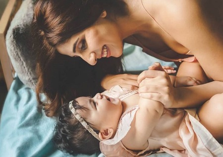 Simone Khambatta Wiki, Age, Husband, Family, Height, Weight, Biography & Facts 14 Simone Khambatta and her daughter Serena
