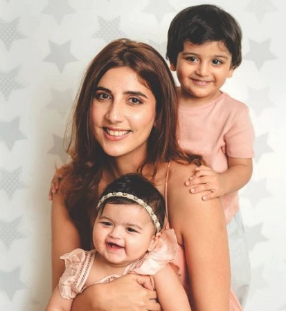 Simone Khambatta Wiki, Age, Husband, Family, Height, Weight, Biography & Facts 13 Simone Khambatta with her children