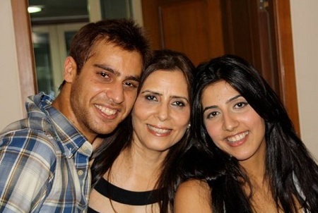 Simone Khambatta Wiki, Age, Husband, Family, Height, Weight, Biography & Facts 8 Simone Khambatta with her mom Saranga Kapur Khambatta and brother Shawn Khambatta