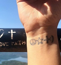 Suhani Shah Age, Husband, Caste, Family, Biography & Facts 9 Suhani Shah Tattoo