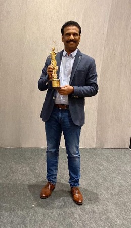 Suresh Sambandam with his award