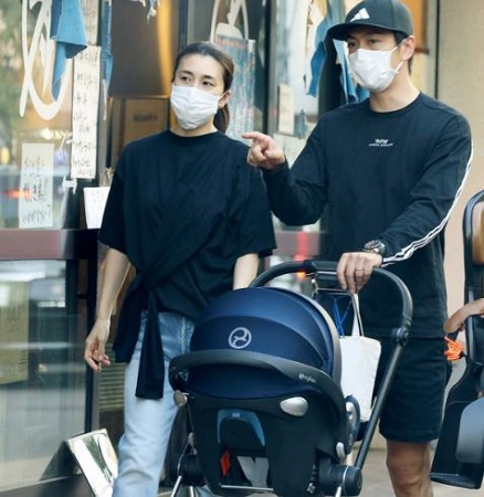 Taiki Nakabayashi Wiki (Yuko Takeuchi's Husband) Age, Biography & Facts 7 Taiki Nakabayashi with his wife Yūko Takeuchi and son