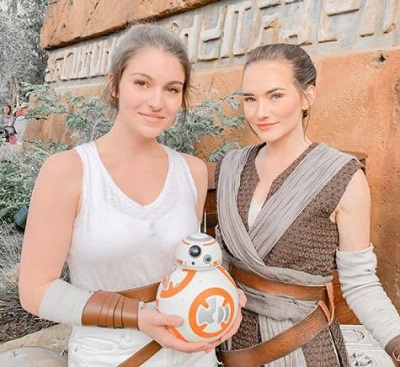 Taya Miller Age, Height, Weight, Boyfriend, Family, Biography & Facts 15 Taya Miller as Rey was in frame with Daisy Ridley, The actress who potrayed Rey in Star Wars