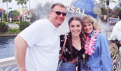 Taya Miller Age, Height, Weight, Boyfriend, Family, Biography & Facts 8 Taya Miller in a family picture clicked at Universal Studios.