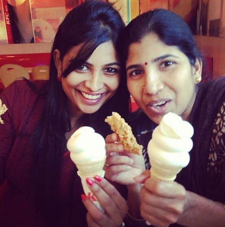 VJ Maheswari Chanakyan Wiki, Age, Husband, Height, Weight, Biography & More 6 VJ Maheswari Chanakyan with her mother