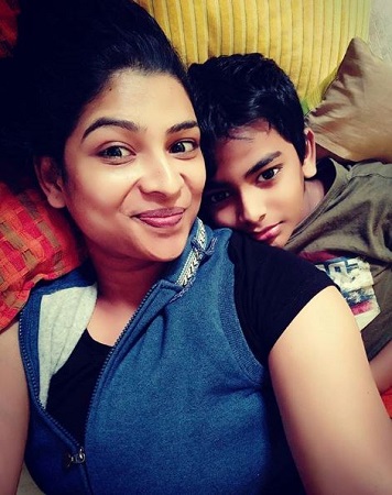 VJ Maheswari Chanakyan Wiki, Age, Husband, Height, Weight, Biography & More 10 VJ Maheswari Chanakyan with her son Keshav
