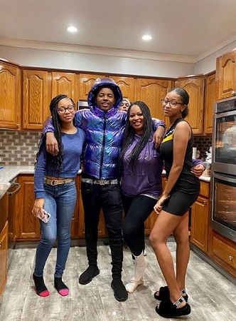 YSN Flow with his mom and sisters