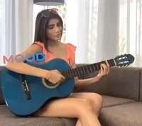 Aditi Hundia Wiki, Age, Boyfriend, Height, Family, Biography & Facts 9 Aditi Hundia enjoys playing guitar