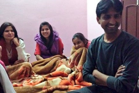 Manju Sharma (Kumar Vishwas' Wife) Wiki, Age, Kids, Biography & Family 6 An old photo of Manju Sharma and Kumar Vishwas with kids