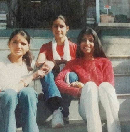 Preetika Chauhan (Actress) Wiki, Age, Husband, Family, Biography & More 17 An old photo of Preetika Chauhan with her school besties