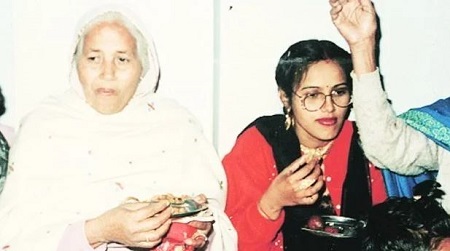 Radhe Maa Age, Husband, Net worth, Height, Family, Biography & Facts 7 An old picture of Radhe Maa