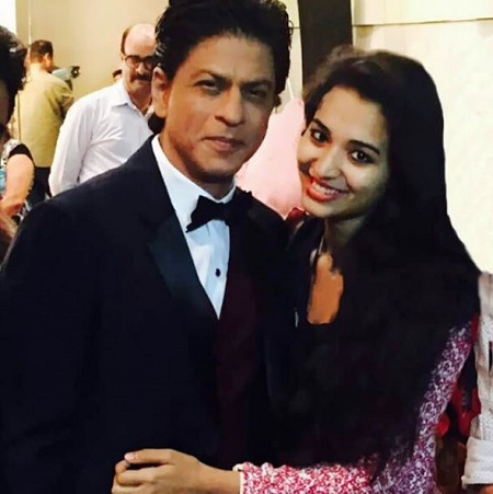 Anjali Barot Wiki, Age, Boyfriend, Height, Family, Biography & More 21 Anjali Barot with her favorite actor Shah Rukh Khan