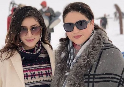 Aroob Khan Wiki, Height, Age, Boyfriend, Family, Biography & More 10 Aroob Khan photpgraphed with mom Huma Khan
