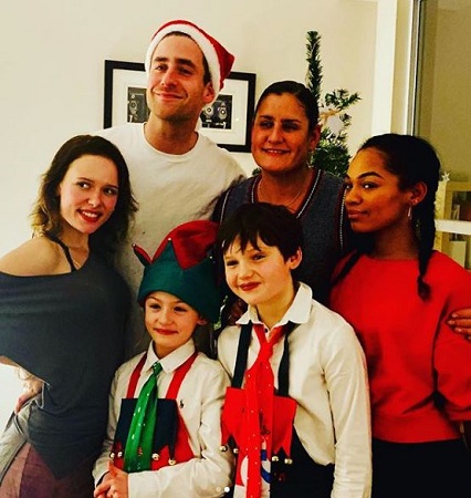 Benjamin Evan Ainsworth Wiki, Age, Height, Family, Biography & Facts 6 Benjamin Evan Ainsworth with friends